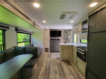 Spacious & Comfortable KZ Connect – Your Perfect Home on Wheels!