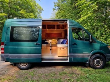 Edgar: Converted Sprinter Van * Pet Friendly *