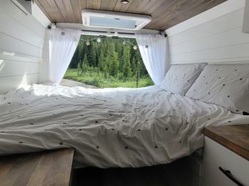 Cozy custom crafted van with Shower, Toilet, Heat  and more!