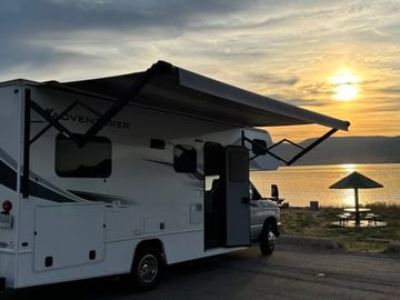 Adventure-Ready 2021 Class C RV – Sleeps 6, Fully Equipped!
