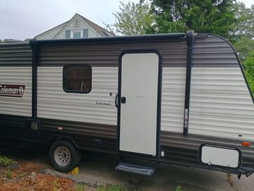 COLEMAN Lantern 17B - Sleeps 5, Full hookups, 30AMP power