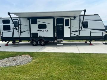 Luxury 2BR RV | Self-Tow or Delivery & Full Setup | 5-Star Host