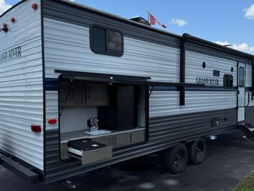 K&L RV RENTALS Grand Design 32'