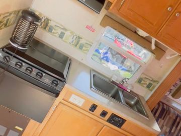 Cozy Cobalt Trail – Sleeps 4 – Clean, Fully Equipped!
