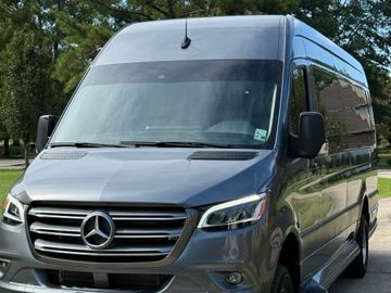 Luxe Liner Getaways - 2025 Mercedes Benz V Cruise