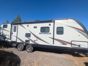 2018 Heartland Wilderness, Bunk House, Sleeps 10, GREAT layout. Pets OK!