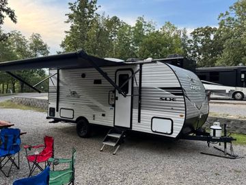 Brand New 2025 Jayco Jay Flight 197MB | Murphy Bed & Bunks | Family Ready!
