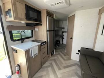 Adventure-Ready Travel Trailer – Sleeps 4–6, Easy to Tow