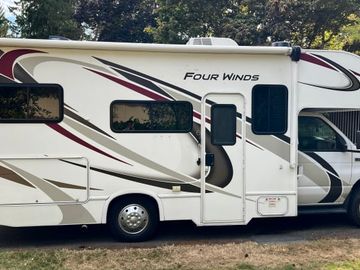 25 ft Seats / Sleeps 5, comfortable all amenities Class C RV
