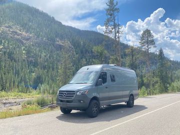 Adventure-Ready 4-Season 4x4 Camper Van – Off-Grid Comfort for 4