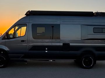 2025 Storyteller Overland Crew Mode XL