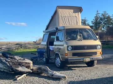 "Goldie" Vintage 1985 Westfalia: Retro Road Trip Machine