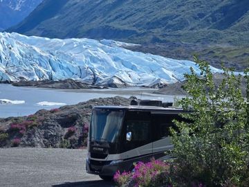 Beautiful luxury RV is Kid and Pet friendly! Now with DISH & ACC Network!