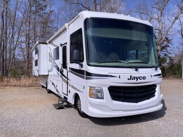 2018 Jayco Motorhome sleeps 10!