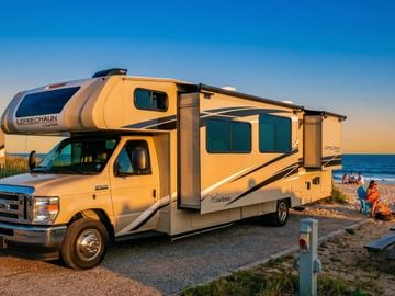 C16:2022 Luxury Leprechaun - STARLINK WiFi Equipped!Sleep 8 - 2 Slide Out