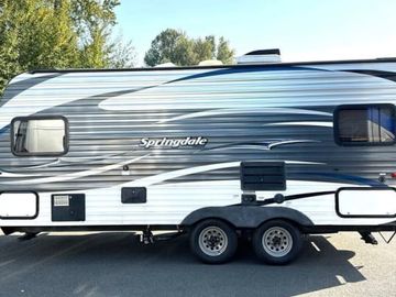 Comfortable Lightweight Camper with Queen Bed, Sleeps 3