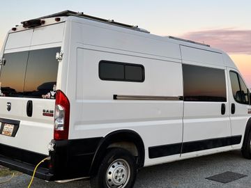 LunaSea -AC & Heater -Solar- Dog Friendly-Fully Stocked - Off Grid